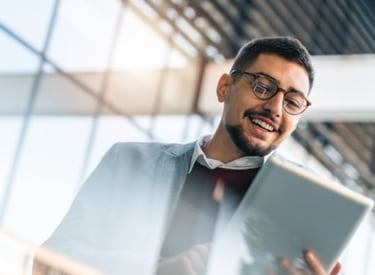 Man aan het werk op tablet