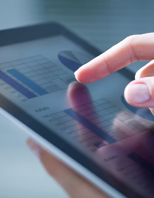 Persoon aan het werk op tablet