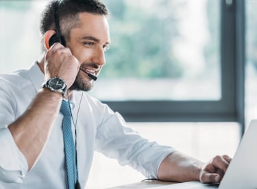 Man die belt via een headset