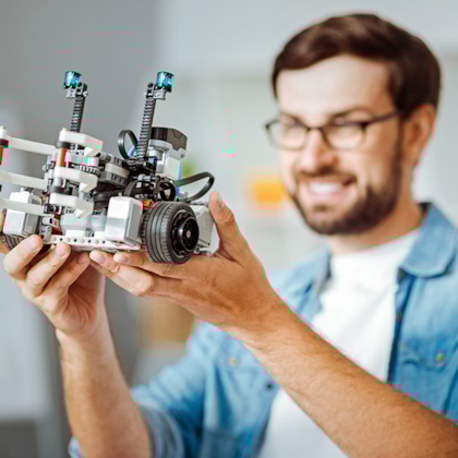 Man aan het werk om robot te ontwikkelen