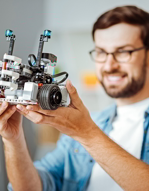 Man aan het werk om robot te ontwikkelen