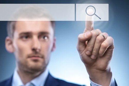 Man klikt op digitale zoekbalk