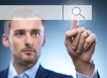 Man klikt op digitale zoekbalk