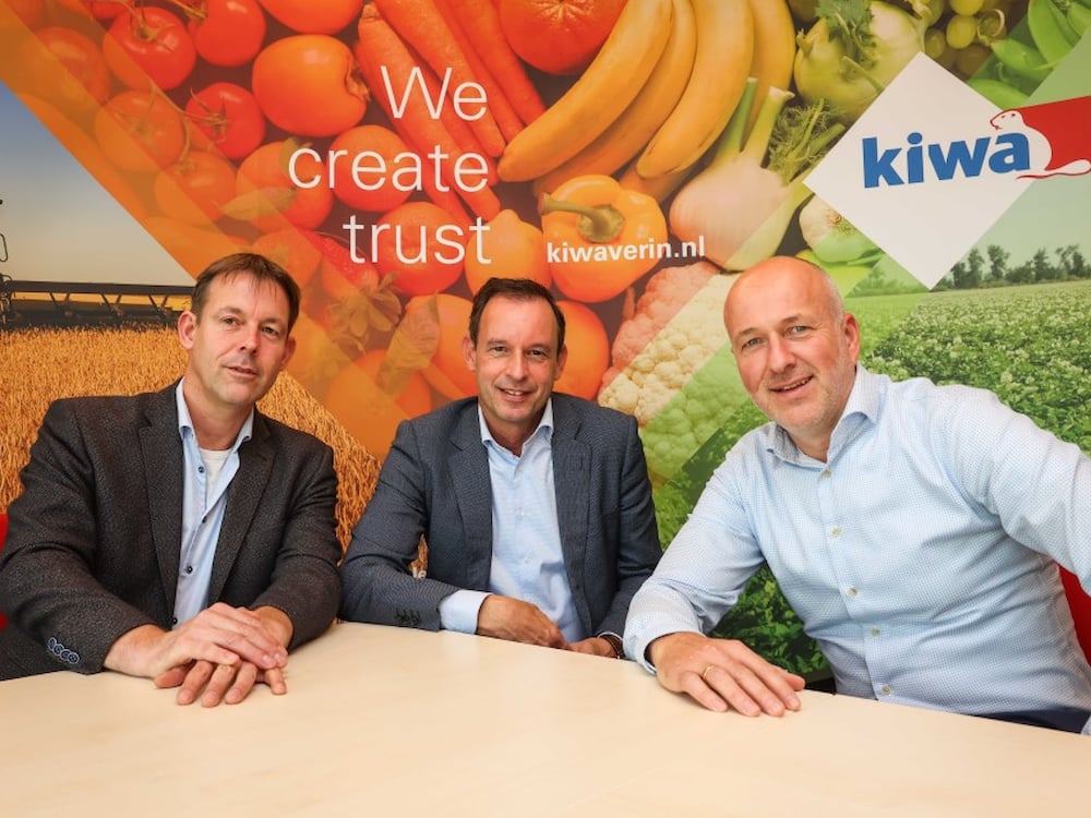 Floris de Graad, Ben Dellaert en Henk-Harm Beukers bekrachtigen samenwerking Kiwa en Vegetariërsbond