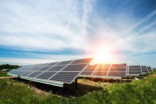 Zonnepanelen op veld