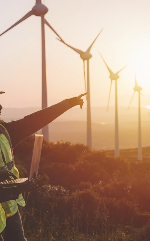 Inspecteurs op een windmolenveld