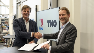 Ronald Karel van Kiwa en Peter Rasker van TNO schudden handen voor samenwerking op het gebied van warmtepompinstallaties