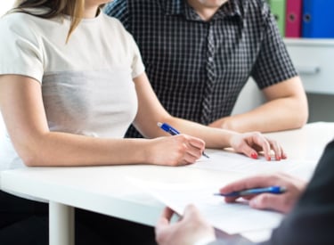 Man en vrouw krijgen advies