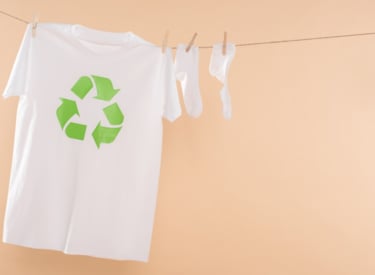 Gerecyclede kleding aan waslijn