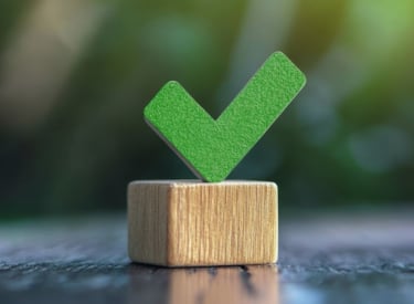 Bild med en grön bock som ska illustrera ett avklarat jobb.