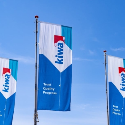 Vlaggen bij Kiwa kantoor in Apeldoorn