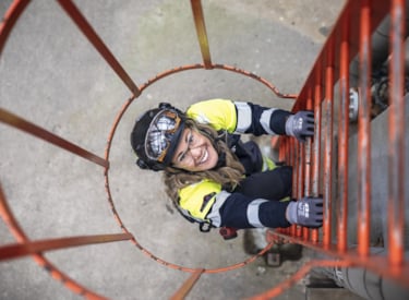 Kiwa inspector climbs stairs