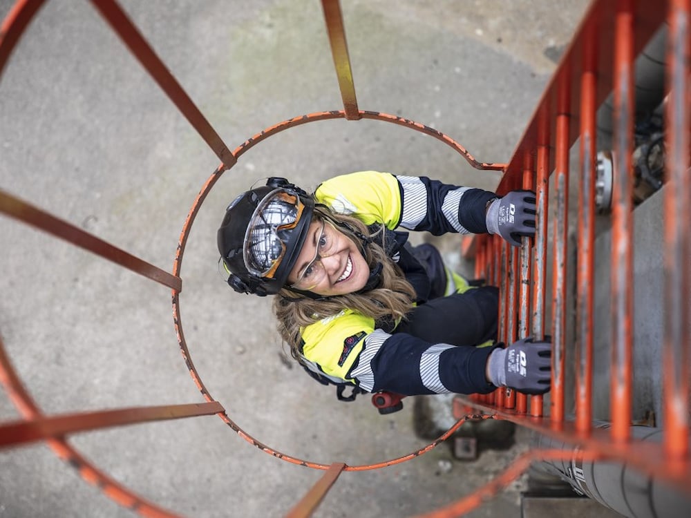 Kiwa inspecteur klimt trap op