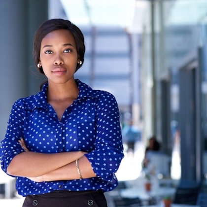 Donkere vrouw in blauwe blouse