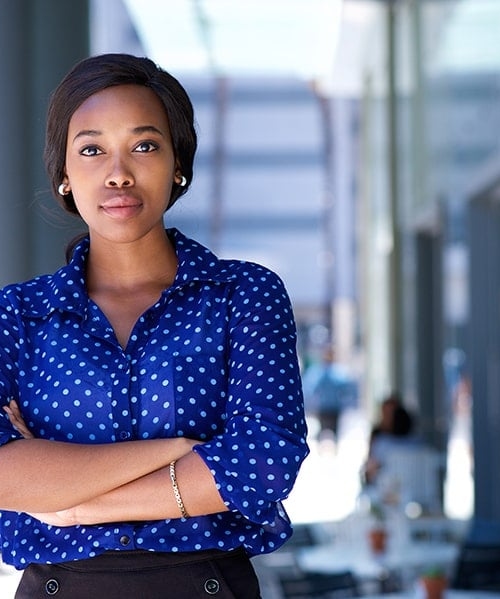 Donkere vrouw in blauwe blouse