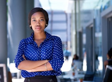 Donkere vrouw in blauwe blouse