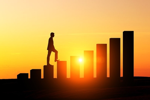 Man die een trap oploopt