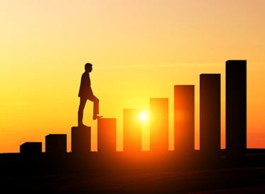 Man die een trap oploopt