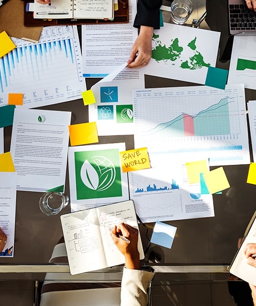 Verschillende mensen die aan het werk zijn met plannen