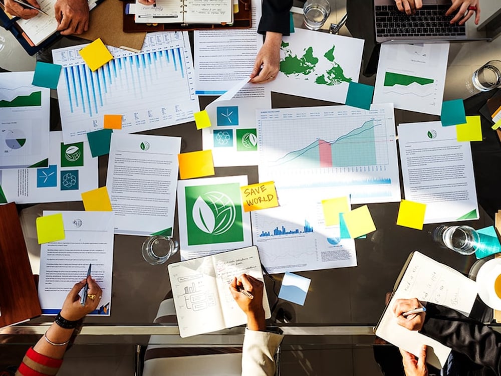 Verschillende mensen die aan het werk zijn met plannen