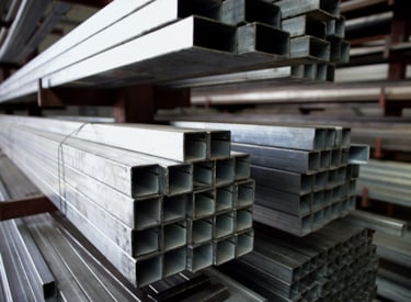 Stalen pijpen die opgestapeld zijn