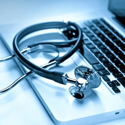 Stethoscoop op een tablet