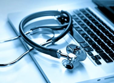 Stethoscoop op een tablet