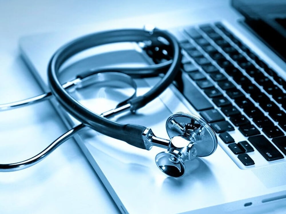 Stethoscoop op een tablet