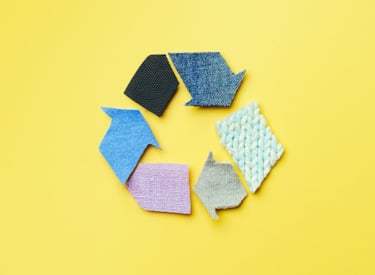 Recycling logo gemaakt van textiel