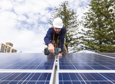 Installateur aan de slag met zonnepanelen installeren