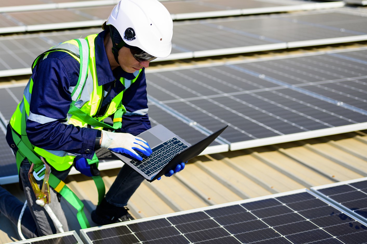 Kiwa PI Berlin inspector kneeling in front of a solar panel for inspection 