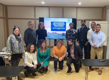 personas reunidas en el taller de pesca