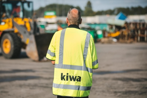 Hjullastare är ett exempel på entreprenadmaskiner. Här är en av Kiwas besiktningsingenjörer på väg mot en sådan.