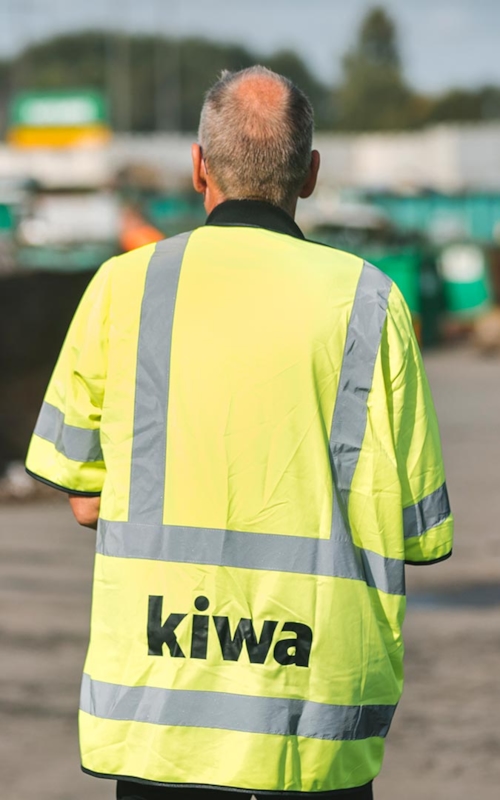 Hjullastare är ett exempel på entreprenadmaskiner. Här är en av Kiwas besiktningsingenjörer på väg mot en sådan.