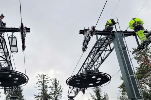 Flera besiktningsingenjörer kontrollerar skidliftar under en internutbildning hos Kiwa.