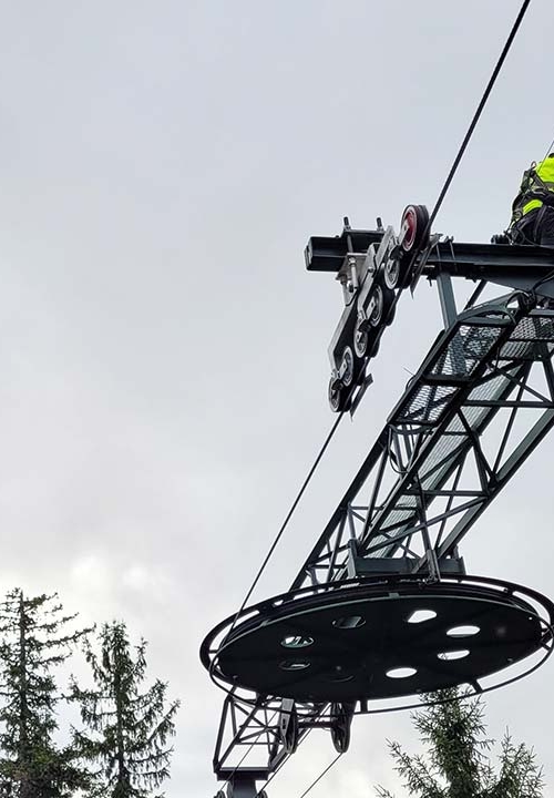 Flera besiktningsingenjörer kontrollerar skidliftar under en internutbildning hos Kiwa.