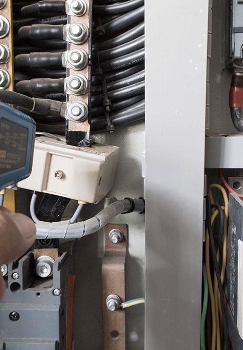 En elektriker använder en termopistol för att analysera underledningar och komponenter för att ta reda på överströmsbelastningar och avvikelser för en elanläggning.