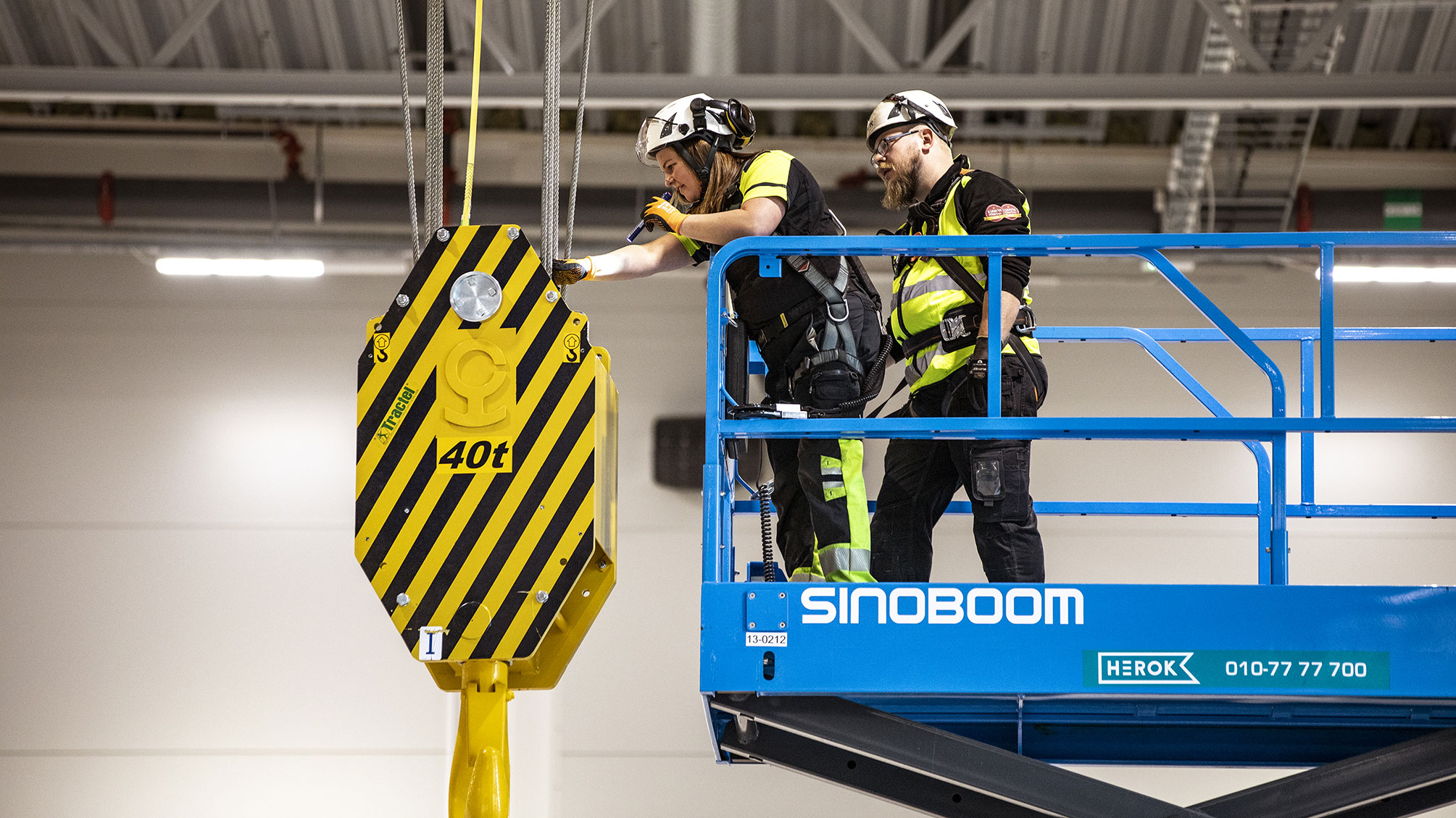 Två besiktningsingenjörer inspekterar en lyftkran.