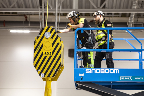 Två besiktningsingenjörer inspekterar en lyftkran.