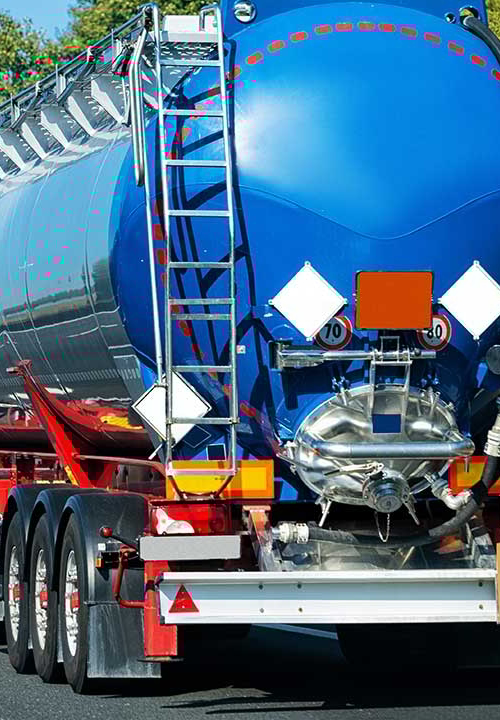 Lastbil för transport av bränsle på en bilväg.