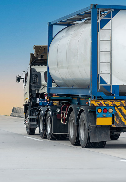 Lastbil på motorväg med oljetank.