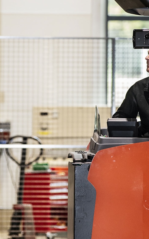 Besiktningsingenjör kontrollerar en truck på ett lager.