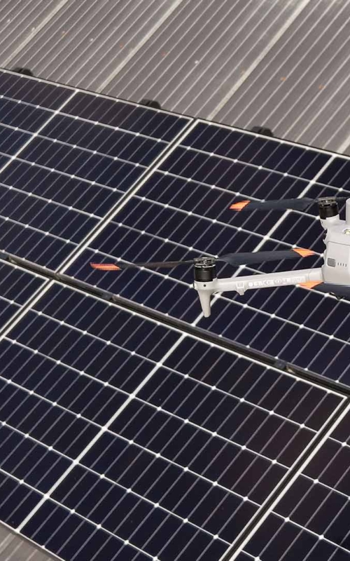 Drönare flyger över fastigheter för att inspektera tak och fasader.