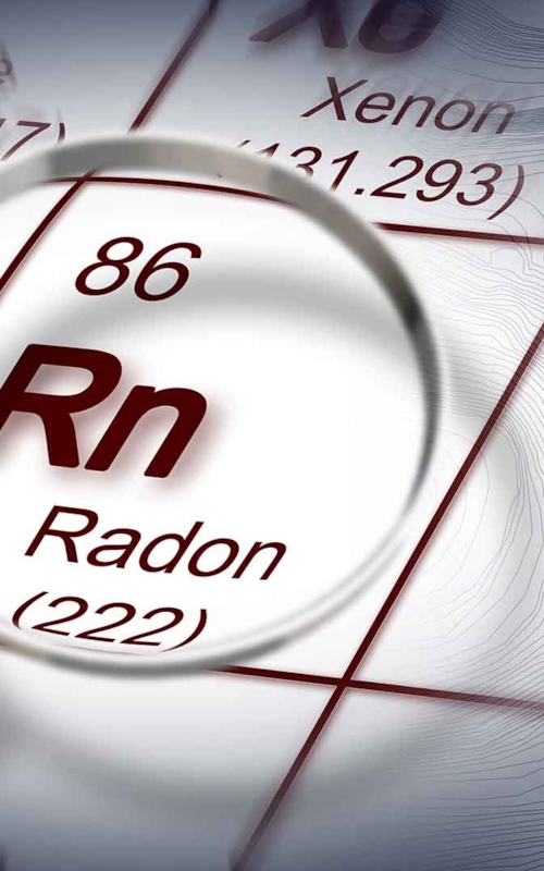 Ett förstoringsglas visualiserar ett fokus på radon i det periodiska systemets lista av grundämnen. Fastighetsägaren är ansvarig för radonmätningen i sina fastigheter.