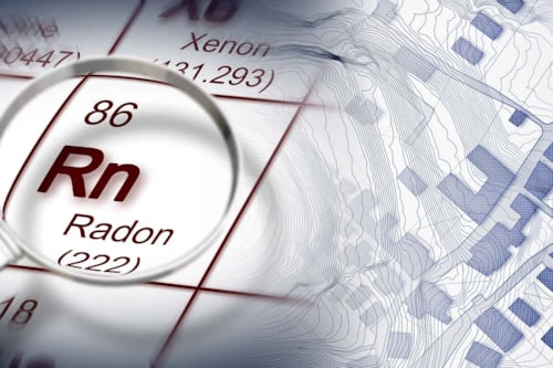 Ett förstoringsglas visualiserar ett fokus på radon i det periodiska systemets lista av grundämnen. Fastighetsägaren är ansvarig för radonmätningen i sina fastigheter.