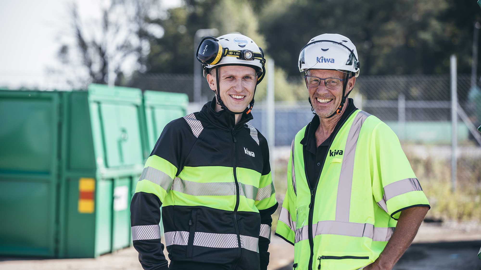 Besiktningsingenjörer ler.