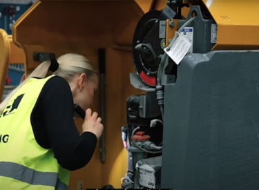 Besiktningsingenjör från Kiwa kontrollerar lyftutrustningar.