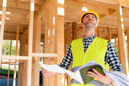 Miljöinventerare i en fastighet.