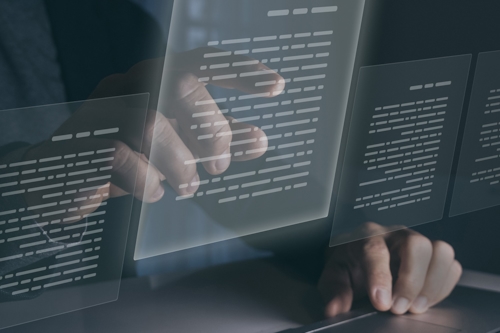 Affärsman följer med fingret en text som visas virtuellt för att signalera digital dokument.