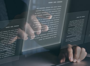 Affärsman följer med fingret en text som visas virtuellt för att signalera digital dokument.